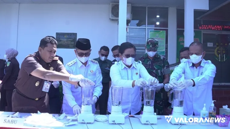 Wawako Bukittinggi, Ibnu Azis bersama Djamaluddin (Kajari Bukittinggi) dan jajaran, lakukan pemusnahan barang bukti Narkoba jenis sabu, di halaman Kejari Bukittinggi, Rabu. (humas)