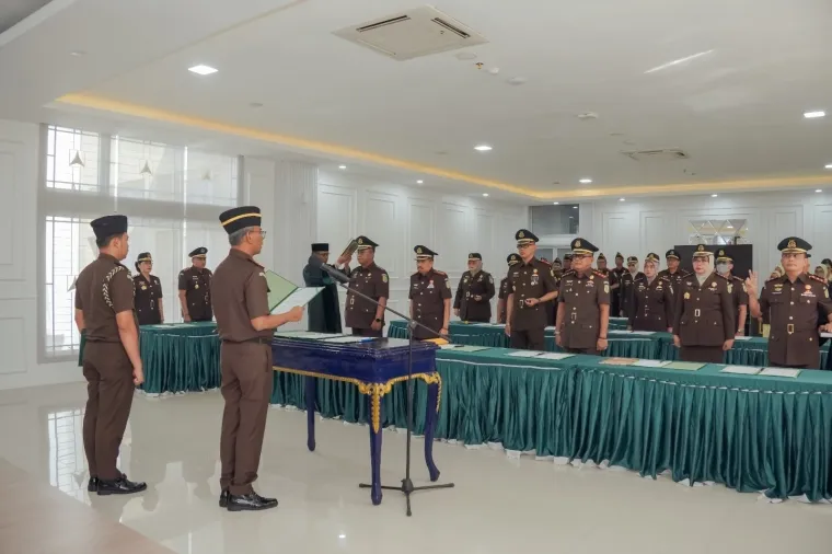 Kajati Sumbar Muhibuddin saat melantik 12 pejabat utama di lingkungan Kejati Sumbar. (Dok. Penkum Kejati Sumbar)