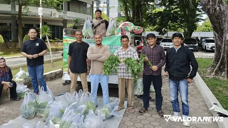 Petani milenial difasilitasi berjualan sayur di halaman parkir kantor gubernur. Hasilnya, produknya laris dalam hitungan jam. (humas)