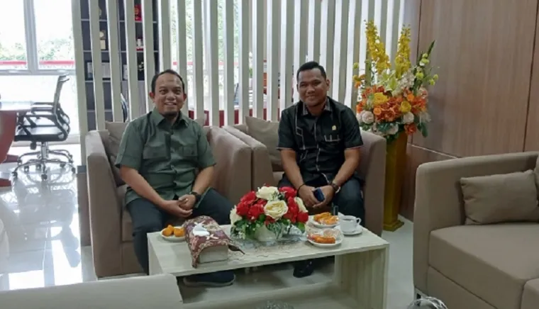 Ketua DPRD Padang, Muharlion, menerima kunjungan Ketua DPRD Bungo, Muhammad Adnan di ruang kerjanya, Kamis. (humas)