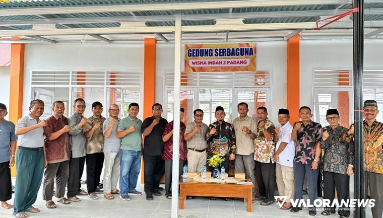 Ketua DPRD Padang, Muharlion foto bersama dengan warga Komplek Wisma Indah III usai peresmian Gedung Serba Guna (GSG), Ahad. (humas)