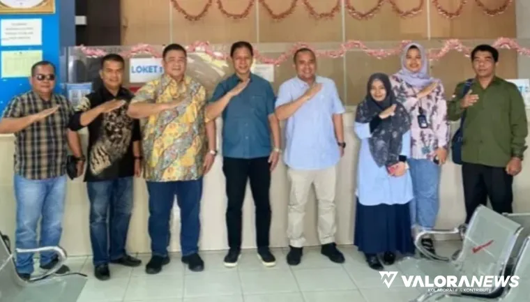 Ketua Komisi III DPRD Sumbar, Indra Dt Rajo Lelo dan anggota, Muchlis Yusuf Abit saat melakukan kunjungan kerja (Kunker) ke Samsat Kota Pariaman, Sabtu. (humas)