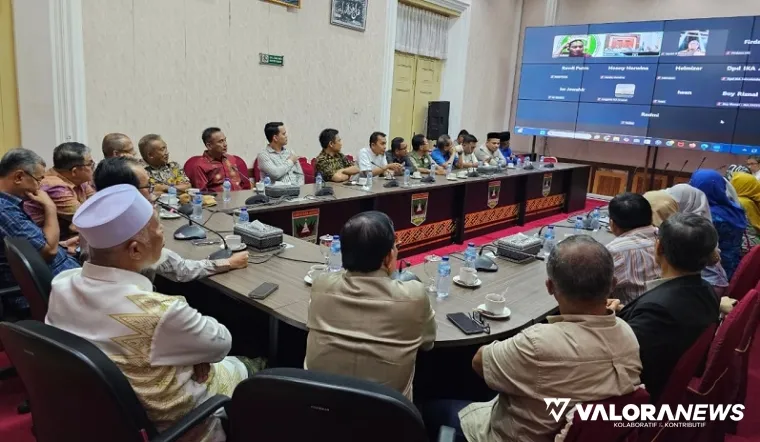 Gubernur Sumbar, Mahyeldi Bersama Efa Yonedi (rector Unand), Prof Fasli Jalal (senior alumni) serta para mantan rektor, Prof Musliar Kasim, Prof Tafdil Husni dan Prof Yuliandri serta jajaran panitia, di ruang rapat gubenuran, Ahad sore. (humas)