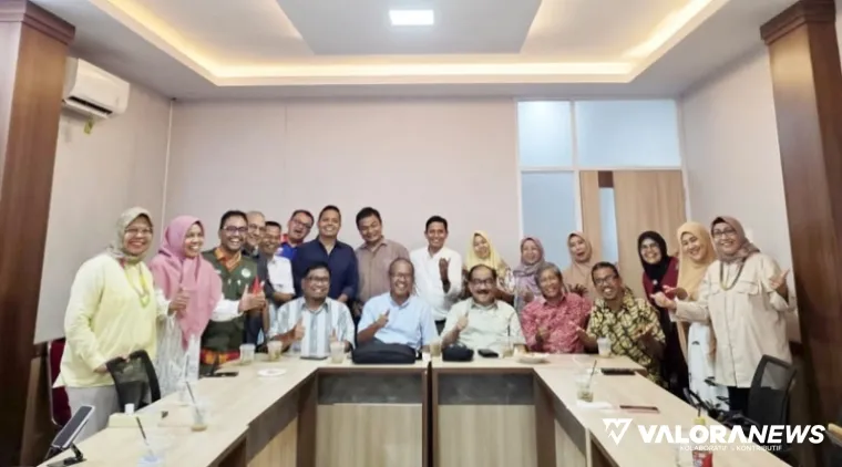 Penanggungjawab Kongres, M Shadiq Pasadigoe, Muznir Busnia (Ketua Panitia Pengarah), Muhammad Riendra (Ketua Pelaksana) dan jajaran kepanitia, foto bersama usai rapat persiapan Kongres VII di Padang, Rabu. (humas)