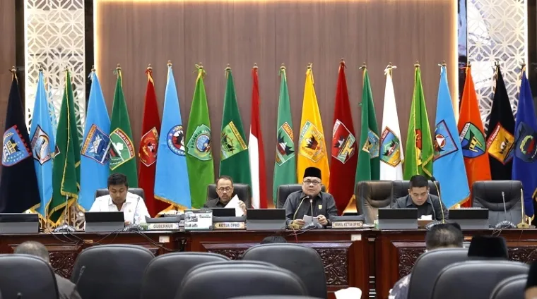 Ketua DPRD Sumbar, Muhidi memimpin rapat paripurna dengan agenda persetujuan KUA PPAS Tahun 2026, Jumat. (humas)