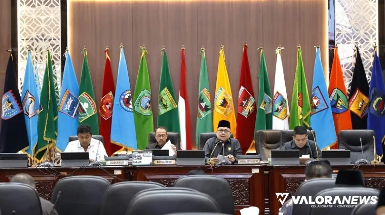 Ketua DPRD Sumbar, Muhidi memimpin rapat paripurna dengan agenda pengesahan KUA-PPAS Tahun 2026, dalam rapat paripurna, Jumat. (humas)