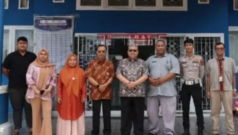 Ketua DPRD Sumbar, Muhidi saat melaksanakan kunjungan kerja ke UPTD Samsat Kabupaten Pasaman Barat, Sabtu. (humas)