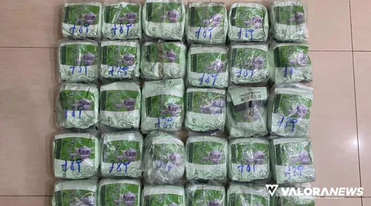 Barang bukti narkoba jenis sabu-sabu seberat 30 Kg yang diamankan tim gabungan di di kawasan Pelabuhan Roro, Dumai, Senin. Narkoba ini disimpan dalam kemasan the hijau. (humas)