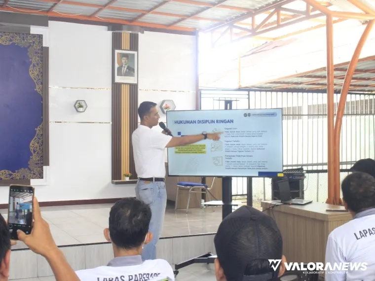 Kepala Lapas Parepare Marten, Bc.IP., S.H., M.H, Saat Mensosialisasikan Keputusan Menteri Imigrasi dan Pemasyarakatan Republik Indonesia Nomor M.IP-09.OT.01.01 Tahun 2025, Jumat (24/10/2025)