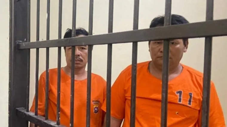 Dua warga adat Mentawai yang ditahan oleh penyidik Satreskrim Polres Kepulauan Mentawai. (Dok. LBH Padang)