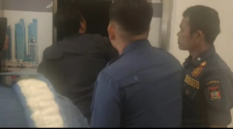 Petugas Damkar saat mengevakuasi warga yang terjebak di lift. (Dok. Ist)