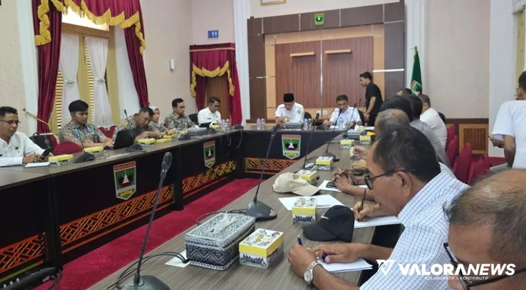 Gubernur Sumbar, Mahyeldi pimpin rapat koordinasi pembebasan lahan Proyek Fly Over Sitinjau Lauik di Ruang Rapat Istana Gubernuran, Rabu. (humas)