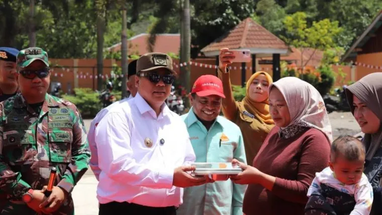 Walikota Padang Panjang saat meluncurkan program MBG perdana beberapa waktu lalu (Dok. Humas Pemko Padang Panjang)