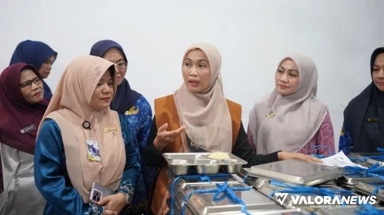 Ketua TP PKK Riau, Henny Sasmita Wahid meninjau menu spesial MBG hari ulang tahun Presiden Prabowo, di SMK PGRI Pekanbaru, Jumat. (humas)