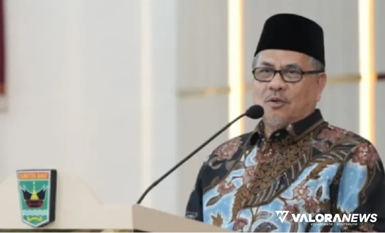 Ketua DPRD Sumbar, Muhidi memberikan sambutan pada malam resepsi hari jadi Sumatera Barat ke-80 di Auditorium Gubernuran, Rabu malam. (huams)