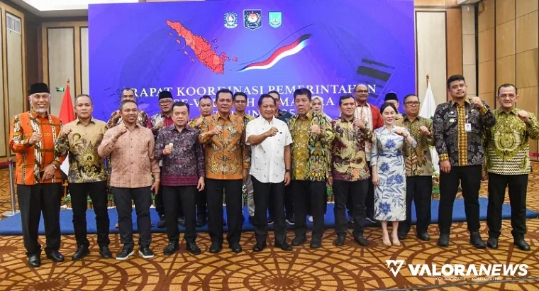 Mendagri, Tito Karnavian foto bersama dengan gubernur di Pulau Sumatera yang dinilai berhasil merealisasikan belanja daerah melebihi rata-rata nasional, di Batam, Ahad. (humas)