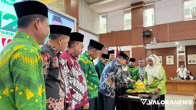 Pemotongan nasi tumpeng, menandai puncak peringatah Milat ke-120 di Balai Kota Bukittinggi, Ahad. (hamriadi)