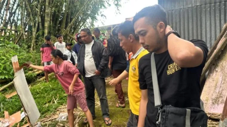 Polisi dan warga di TKP penemuan potongan tubuh bayi. (Dok. Polsek Kota Bukittinggi)