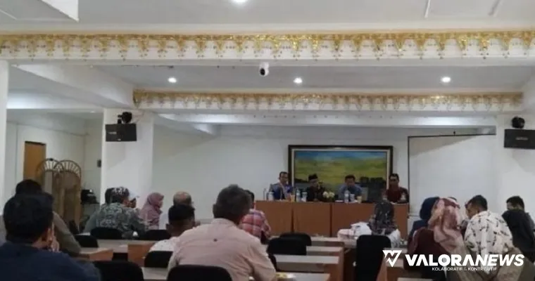 Wawako Bukittinggi, Ibu Azis memimpin rapat persiapan pelaksanaan MTQ 2025 yang akan dituanrumahi Bukittinggi, Sabtu. (hamriadi)
