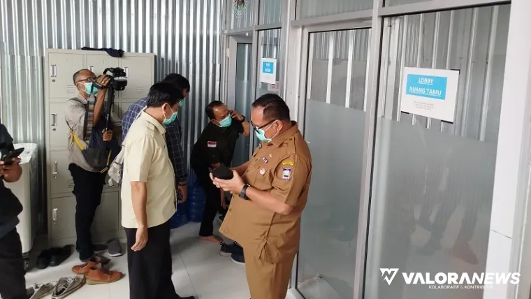 Ketua DPRD Padang, Muharlion didampingi Hendrizal (anggota komisi IV), Danti Arvan (Sekretaris Dinas Perikanan dan Pangan) serta jajaran, meninjau aktivitas Dapur SPPG Parupuk Tabing, Selasa. (mangindo kayo)