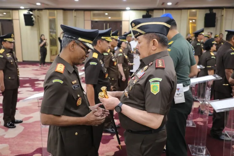 Jaksa Agung Republik Indonesia, Sanitiar Burhanuddin melantik Jaksa senior Muhibuddin sebagai Kepala Kejaksaan Tinggi Sumbar yang baru. (Dok. Penkum Kejati Sumbar)