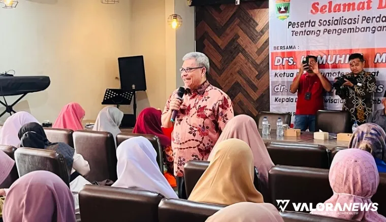 Ketua DPRD Sumbar, Muhidi memberikan motivasi pada pelaku usaha di Kota Padang tentang pentingnya pentingnya ekonomi kreatif sebagai penopang pertumbuhan ekonomi daerah di Padang, Sabtu. (humas)