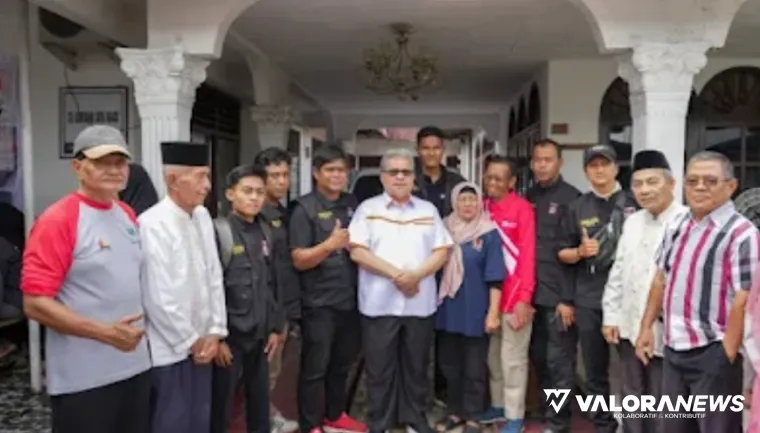 Ketua DPRD Sumbar, Muhidi mendengarkan keluh kesah warga masyarakat korban kebakaran di Pamancungan, Ahad. (humas)