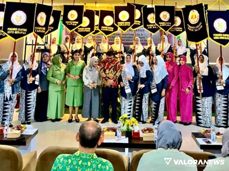 Asisten I Pemkab Pessel Dr Syahrizal Antoni (batik, tengah) bersama para tamu dan peserta lain, berfoto bersama usai Muscab IBI Pessel 2025, di Painan, Sabtu (25/10/2025). FOTO: Dok Prokopim Setdakab Pessel