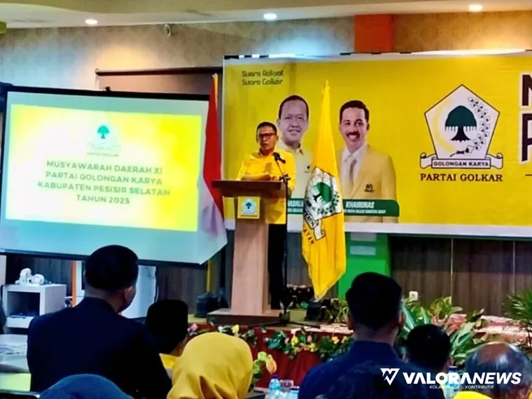 Syafril Saputra, Ketua DPD Partai Golkar Kabupaten Pesisir Selatan periode 2025-2030, berpidato di Musda XI Partai Golkar Pessel, di Painan, Minggu (26/10/2025). FOTO: tusrisep