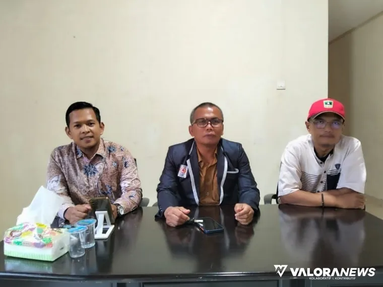 (Ki-ka) Dison Kurnia Illahi (anggota TPP),  Gestrojoni (Ketua TPP), dan Dona Satria Putra (anggota TPP), saat jumpa wartawan pengumuman hasil verifikasi berkas calon Ketua KONI Pessel Tahun 2025, di Painan, Senin (27/10/2025). FOTO: tusrisep