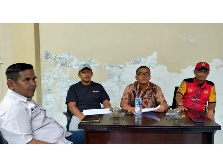 (Ki-ka) Ketua Plt KONI Pessel M Adli, Dison Kurnia Illahi, Gestrojoni (Ketua TPP), dan Dona Satria Putra, saat Rapat TPP, lanjutan tahapan Musorkab KONI 2025, di Painan, Kamis (23/10/2025). FOTO: tusrisep