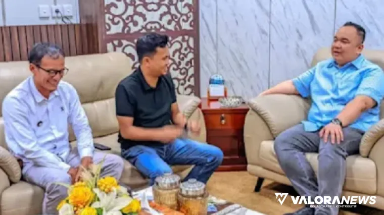 Wakil Ketua DPRD Sumbar, Nanda Satria dialog dengan Wali Nagari Koto Gadang Guguak, Carles Camra bersama Dewan Pengawas Koperasi Merah Putih, Arif Firman Bachctas di ruang kerjanya, Sabtu. (humas)