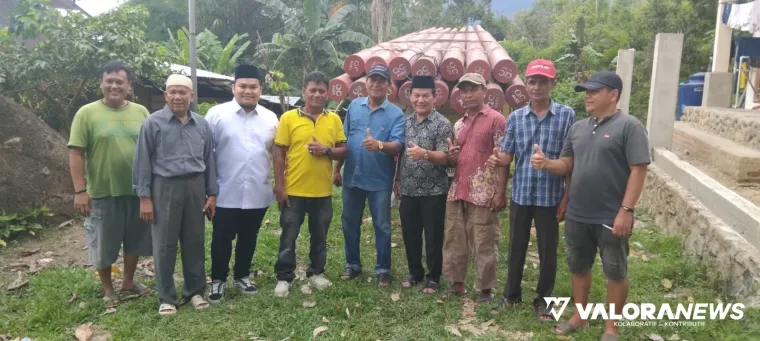 Wakil Ketua DPRD Padang, Osman Ayub bersama tokoh masyarakat dan pemuda, foto bersama dengan latar belakang tiang listrik yang akan dipasang di daerah itu, Sabtu. (humas)