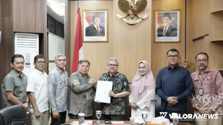 Ketua DPRD Sumbar, Muhidi menerima hasil seleksi calon komisioner KPID Sumbar dari Ketua Pansel, Otong Rosadi didampingi anggota Komisi I, Aida dan Abdul Rahman, Kamis. Penyerahan ini juga dihadiri anggota Pansel lainnya. (humas)
