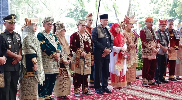 Ketua DPRD Sumbar, Muhidi dan pimpinan dewan lain, kenakan pakaian adat Minang bersama gubernur dan wakil gubernur, pada peringatan Hari Jadi ke-80 Provinsi Sumatera Barat, Rabu. (humas)
