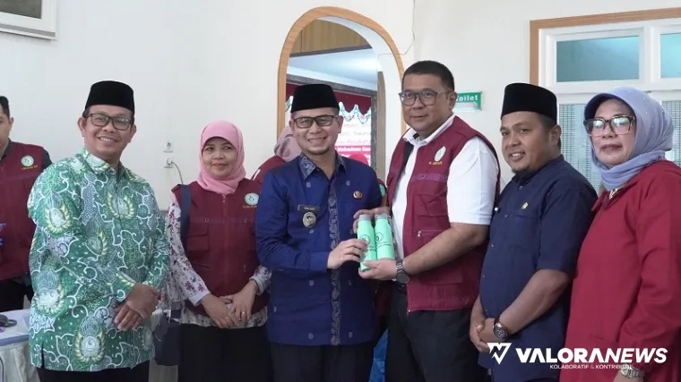 Wakil Wali Kota Bukittinggi, Ibnu Azis bertukar cenderamata dengan PDS PatKlin Sumatera Barat didampingi pimpinan Universitas Mohammad Natsir Bukittinggi di Gedung Tri Arga, Jumat. (humas)