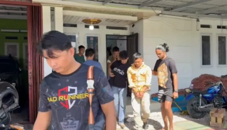 Pelaku saat diamankan oleh Tim Resmob Polda Sumbar. (Dok. Ist)
