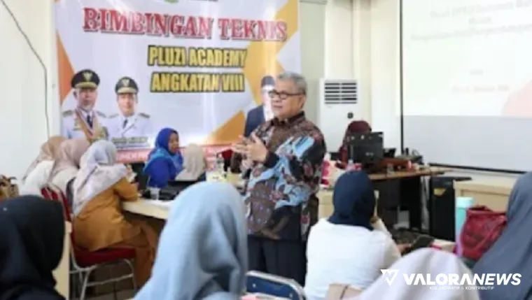 Ketua DPRD Sumbar, Muhidi memberikan arahan pada kegiatan Pluzi Academy Angkatan VII yang diikuti pelaku UMKM di Aula PLUT KUMKM Dinas Koperasi dan UMKM Sumbar, Kamis. (humas)