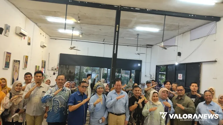 Foto Bersama Peserta dan Narasumber Pada Kegiatan Sosialisasi Hak Kekayaan Intelektual yang Diselenggarakan Dinas Koperasi dan UKM Kota Padang, Sabtu (18/10/2025)