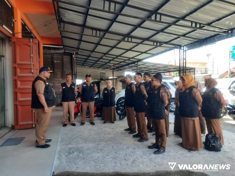 Sekretaris Bapenda Kota Padang Fuji Astomi Memimpin Apel Tim Satgas Pendapatan Sebelum Turun ke Lapangan Melakukan Sosialisasi dan Pendataan (*)