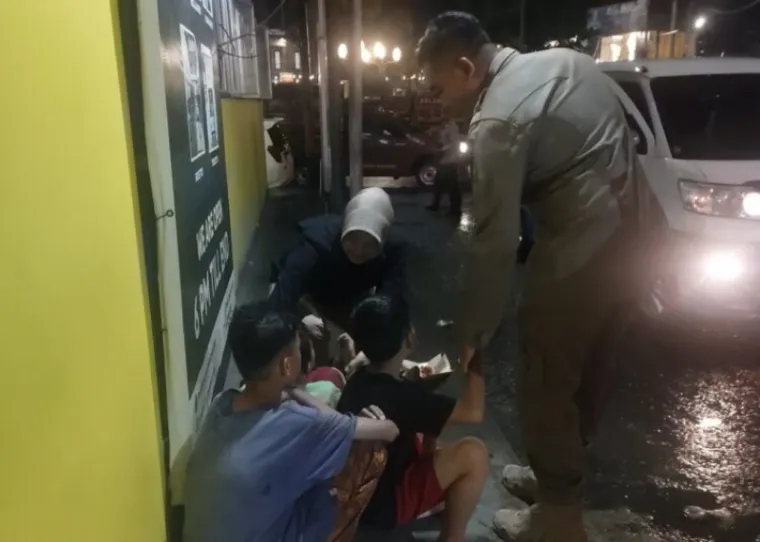 Satpol PP Padang mengamankan anak jalanan beberapa waktu lalu (Foto: Dok. Humas Satpol PP Padang)