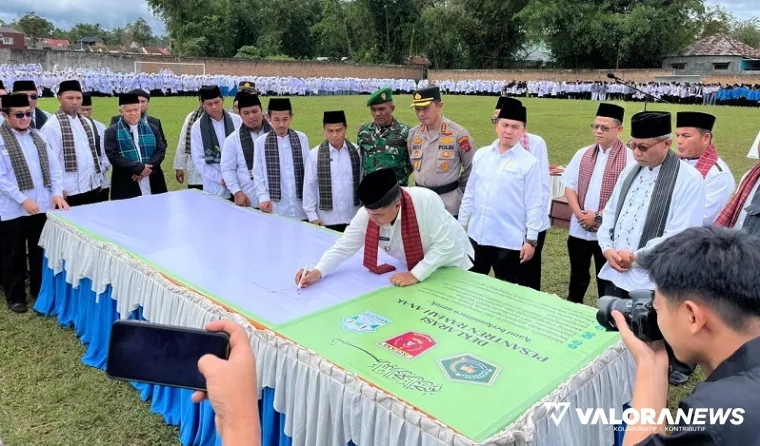 Bupati Agam, Benni Warlis tanda tangani prasasti usai peringatan Hari Santri Nasional (HSN) tahun 2025, di Lapangan Bola Kaki Pitalo Nagari Pasie Ampek Angkek, Kabupaten Agam, Rabu. (humas)