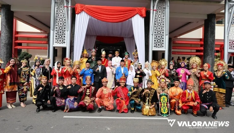 Wakil Gubernur Sumatera Barat, Vasko Ruseimy foto bersama dengan para pemuda Sumbar, usai Peringatan Hari Sumpah Pemuda (HSP) ke-97 Tingkat Provinsi Sumbar Tahun 2025, Selasa. (humas)