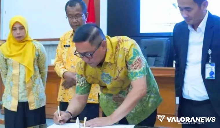 Wali Kota Bukitttinggi, Ramlan Nurmatias tandatangani addendum optimalisasi Program Jaminan Kesehatan Nasional (JKN) dengan BPJS, Kamis. (hamriadi)