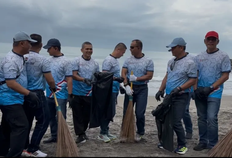 Aksi bersih pantai yang dilaksanakan oleh Polda Sumbar memecahkan rekor MURI. (Dok. Polda Sumbar)