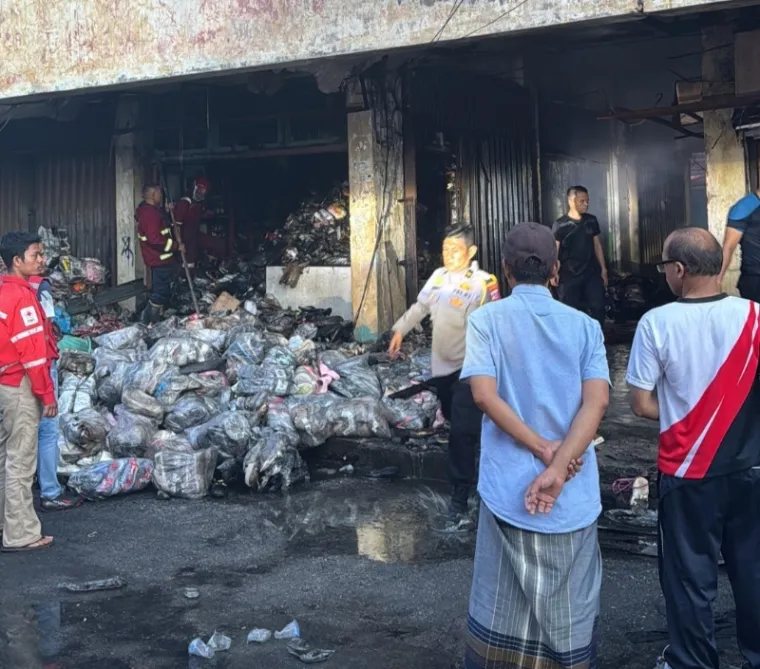 Polisi saat melakukan olah TKP di lokasi kebakaran. (Dok. Ist)