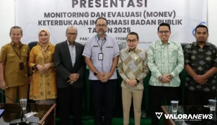 Sekretaris DPRD Sumatera Barat, Maifrizon dan staf, foto bersama usai kegiatan monitoring dan evaluasi (Monev) Keterbukaan Informasi 2025 di Padang, Selasa. (humas)