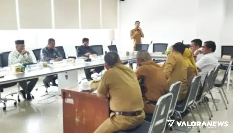 Ketua DPRD Padang, Muharlion bersama Iskandar (Ketua Komisi IV) dan anggota, rapat pembahasan program toilet bersih bersama Dinas Pendidikan, Senin. (mangindo kayo)