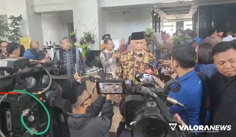Gubernur Sumbar, Mahyeldi diwawancarai wartawan usai menemui Menteri Keuangan RI, Purbaya Yudhi Sadewa di Jakarta, Selasa. (humas)