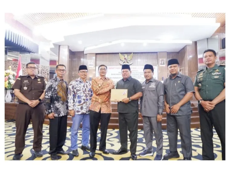 Bupati Hendrajoni menyampaikan Nota Pengantar R-APBD Pessel 2026, dalam Rapat Paripurna, bersama anggota DPRD setempat, di Painan, Kamis (30/10/2025). FOTO: Dok Diskominfo Pessel